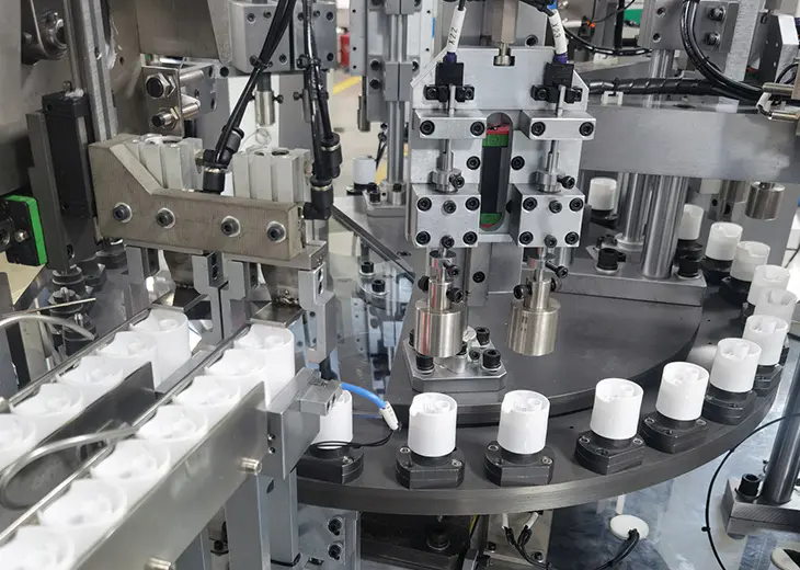 How does the flip top cap closing machine ensure consistent cap placement and alignment on each container?